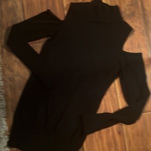 Cold shoulder fitted black sweater